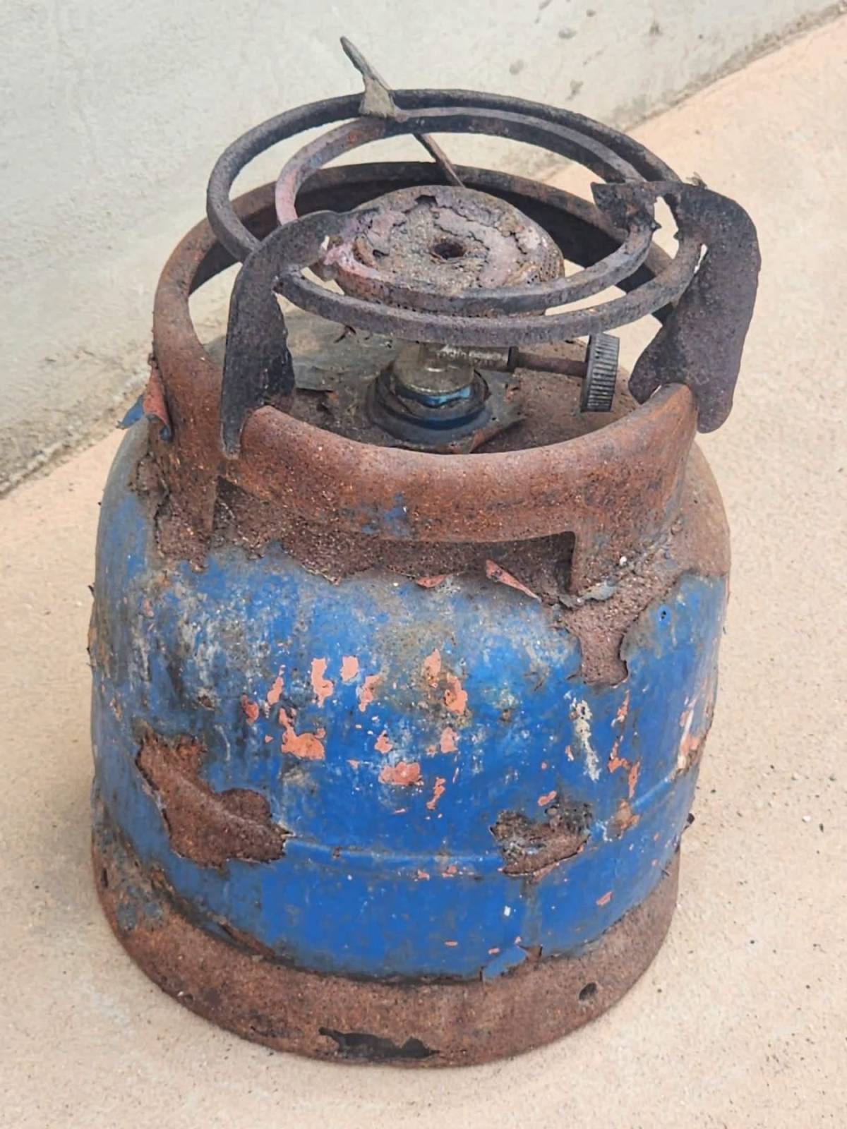 Fairly used like new gas cooker with burner for sale, e dey light well but na water you go take off...