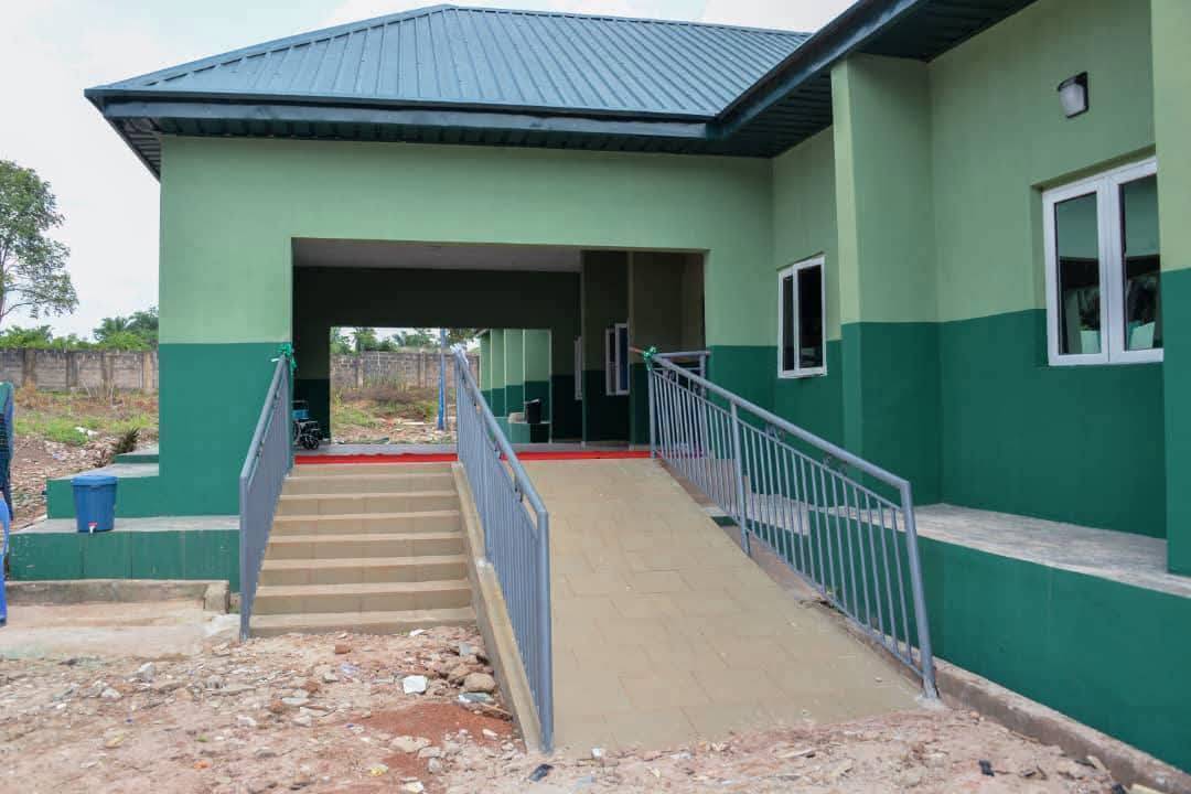 GOV. OTTI FUNCTIONALISES 2 PRIMARY HEALTHCARE CENTRES IN BENDE LGA
Abia State Governor Dr. Alex Ott...