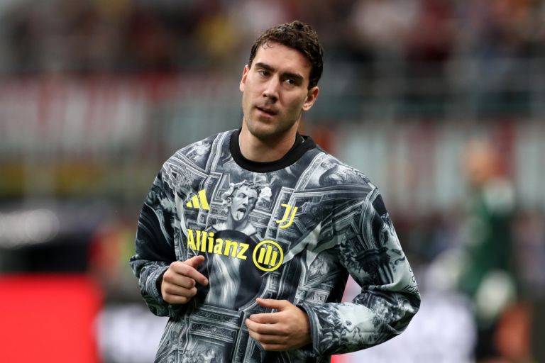 Juventus contract talks with Dusan Vlahovic have stalled over signing bonuses, leaving the striker’s...