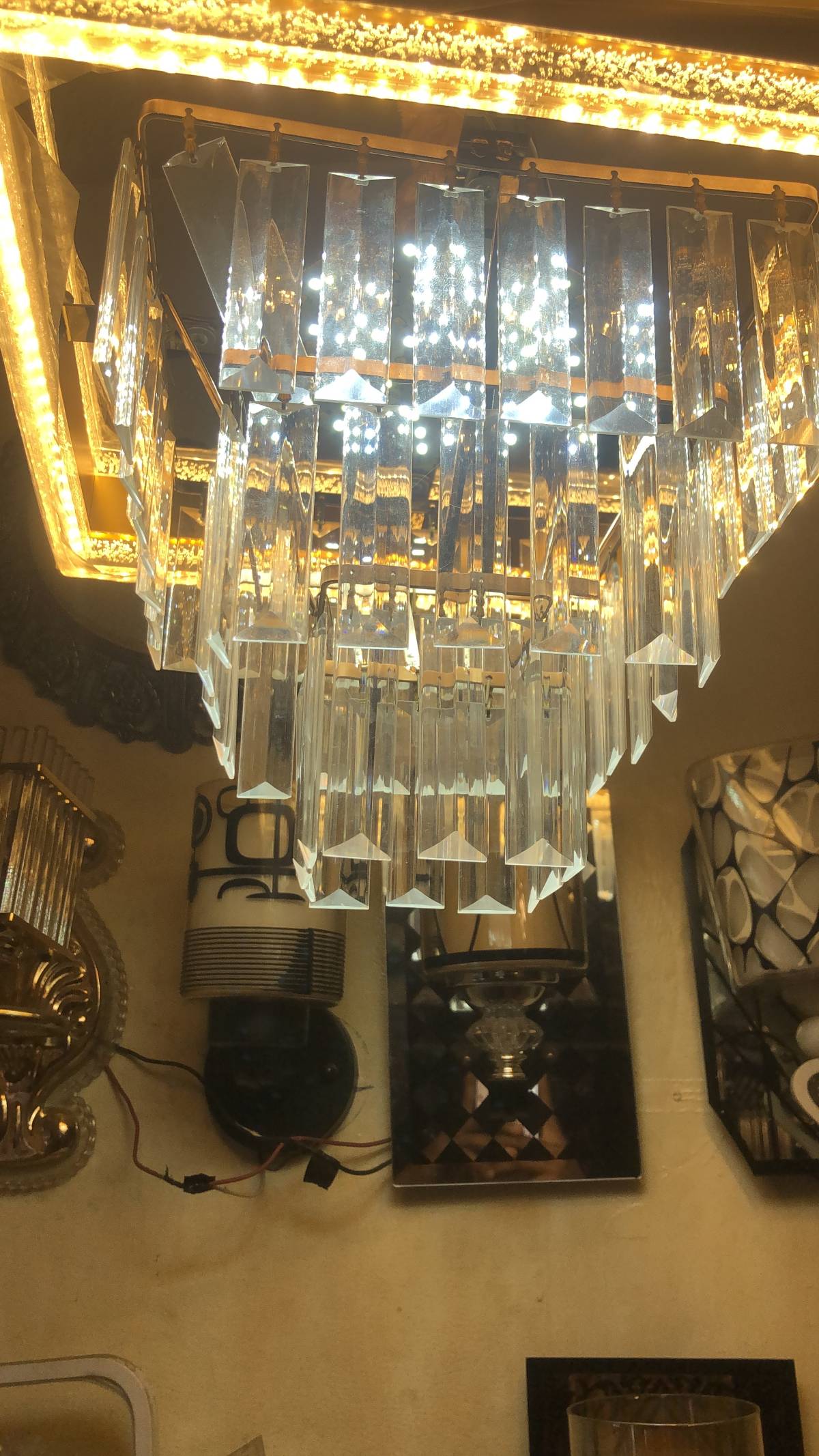 Do you know 🫵
You can design your space with this beautiful masterpiece
This is a crystal chandeli...