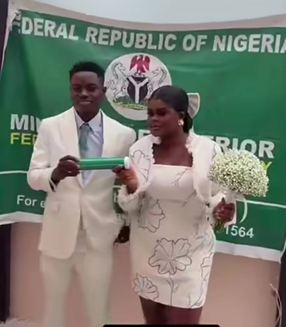 Congratulations...
Pellar and jarvis
If nobi Emeka wey promise me marriage and run go Italy,I for...