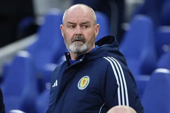 🗣Pat Nevin when asked who he would prefer as Chelsea manager: 

"I’d like to see Steve Clarke at Che...