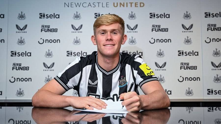 Newcastle are facing an uphill battle to keep former Chelsea academy player Lewis Hall who is open t...
