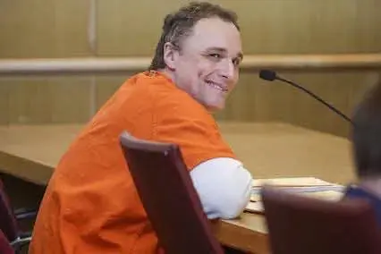 🚨 HE WAS FACING THE DEATH PENALTY — SO HE FIRED HIS LAWYERS, REJECTED A JURY AND DECIDED TO DEFEND...