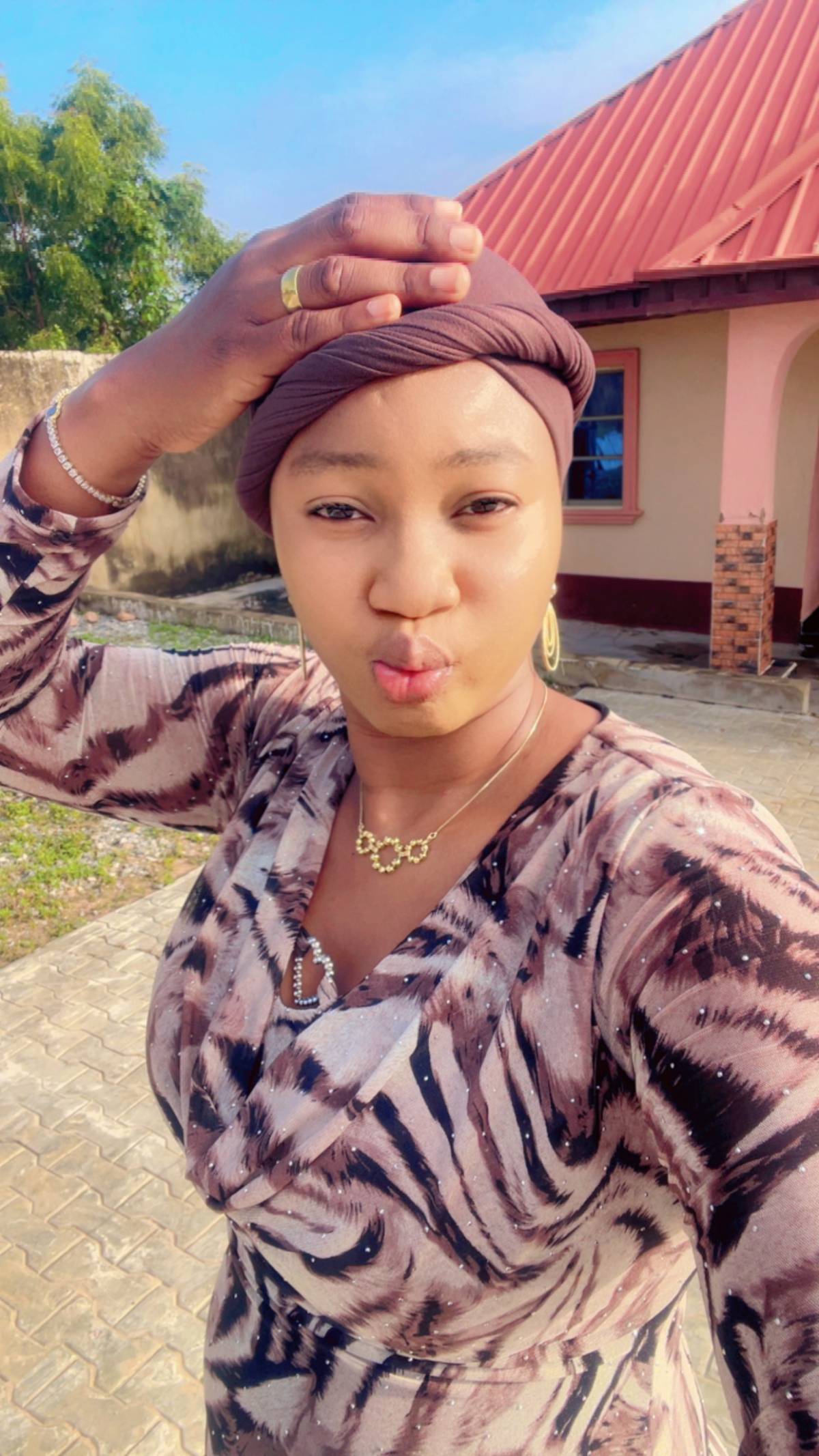 May Allah accept our prayers and remove our sadness.๐๐๐
Jumat Mubarak to you all๐ฅฐ
#LekeeLekee
#...