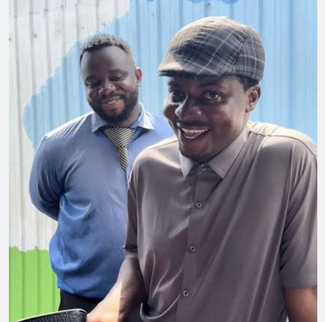 * “What’s the funniest lie you’ve ever told just to avoid greeting someone on the road?” 😂👇👇
#Lek...