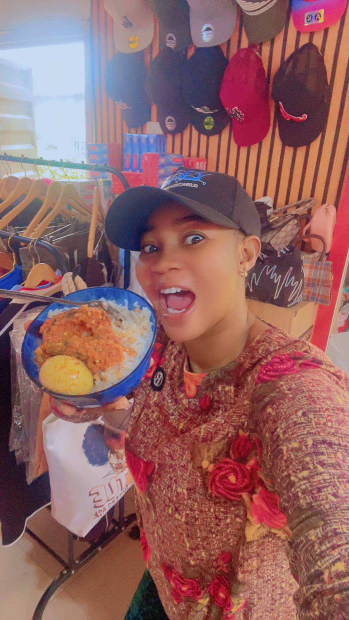 Here with my daily rice + stew π²
Free free to join me π«Ά
#LekeeLekee
#Trending
#abby