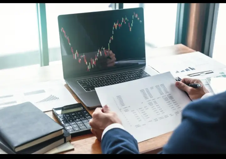 A COMPANY'S SHARE PRICE CAN RISE EVEN WHEN ITS BUSINESS IS STRUGGLING.
The stock market does not al...