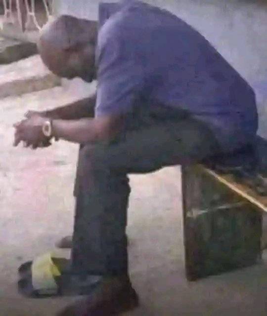 Wetin fit make man bend like this?