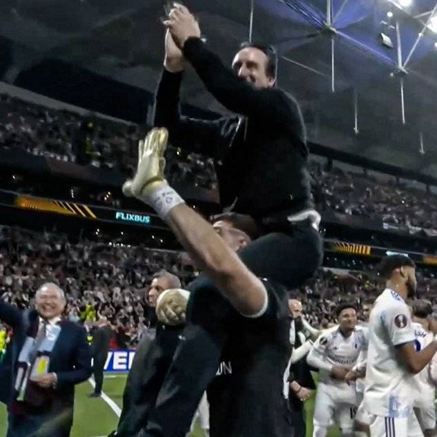 🚨🚨| Emi MartÃnez lifting Unai Emery after winning another Europa League title.