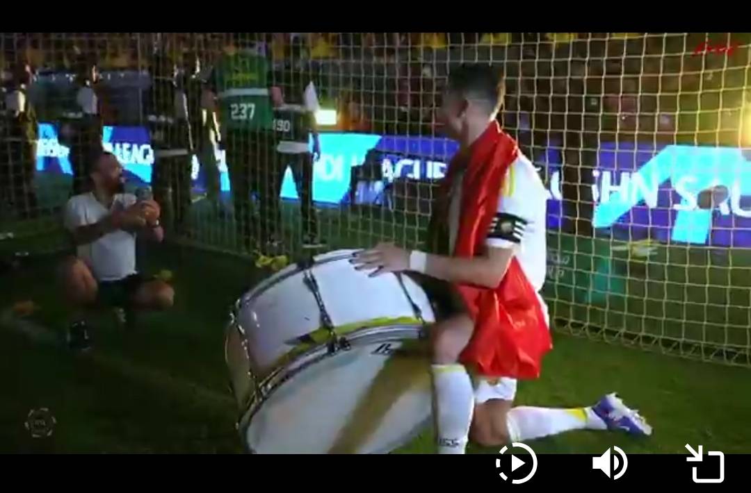 Cristiano Ronaldo with the drums HYPING up the crowd, INCREDIBLE scenes 🤩🥁