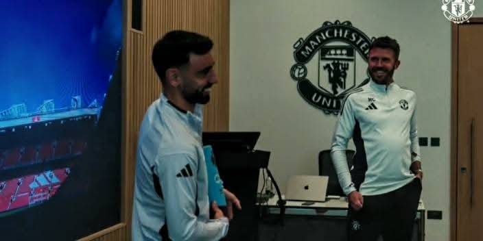 🚨🗣️ Bruno Fernandes speaking to the Manchester United squad after winning the Premier League Player...