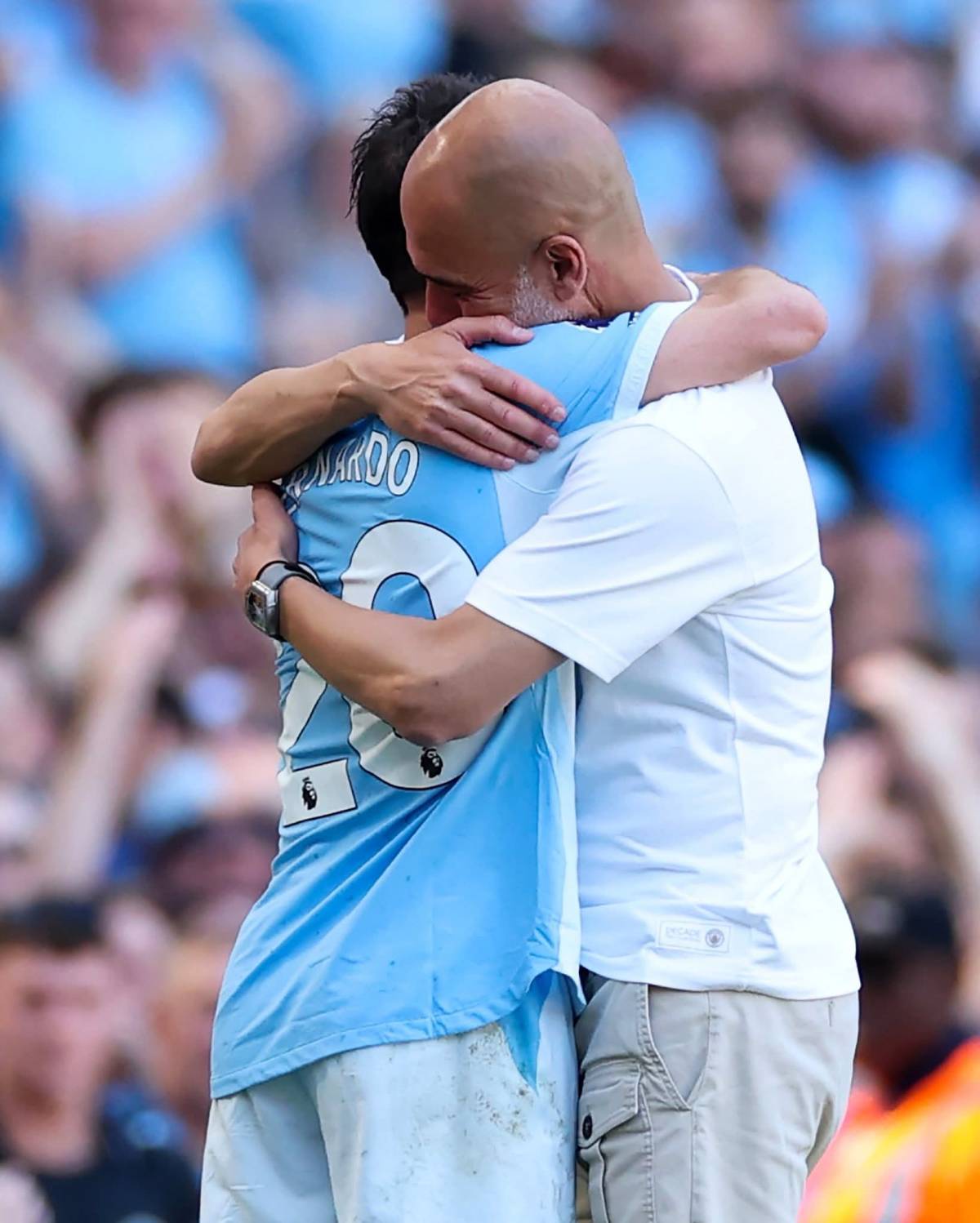 Bernardo Silva received a guard of honor from both Man City and Villa players as he was subbed off,...