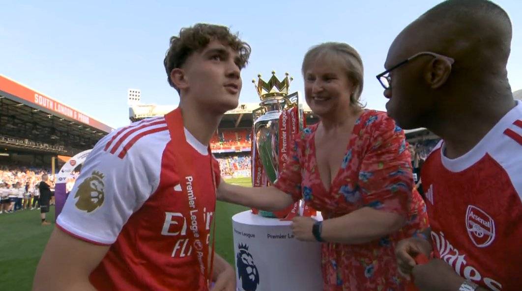 🚨🚨| MAX DOWMAN THE YOUNGEST PREMIER LEAGUE WINNER RECEIVES HIS WINNER'S MEDAL! 🏅