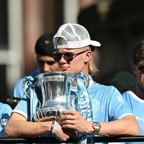 ๐ Manchester City today held an open-top bus parade through Manchester to ๐๐๐ฅ๐๐๐ซ๐๐ญ๐ ๐ญ๐ก๐๐ข๐ซ ๐ญ๐ฐ๐จ ๐ญ๐ซ๐จ๐ฉ๐ก...
