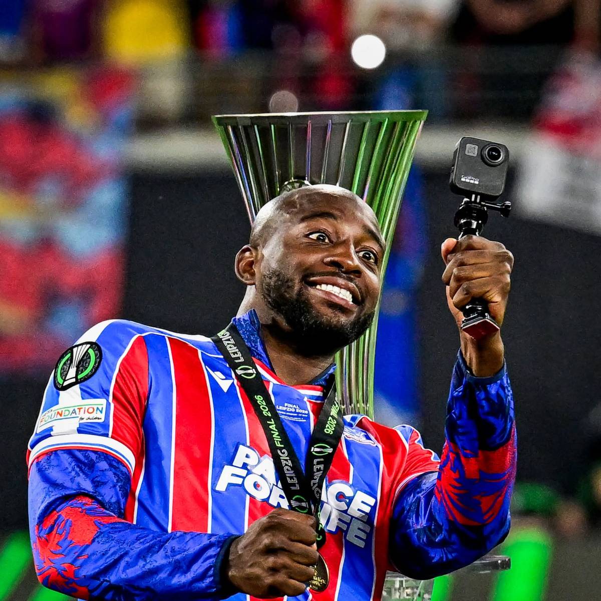 Crystal Palace lift the Conference League trophy 🎉