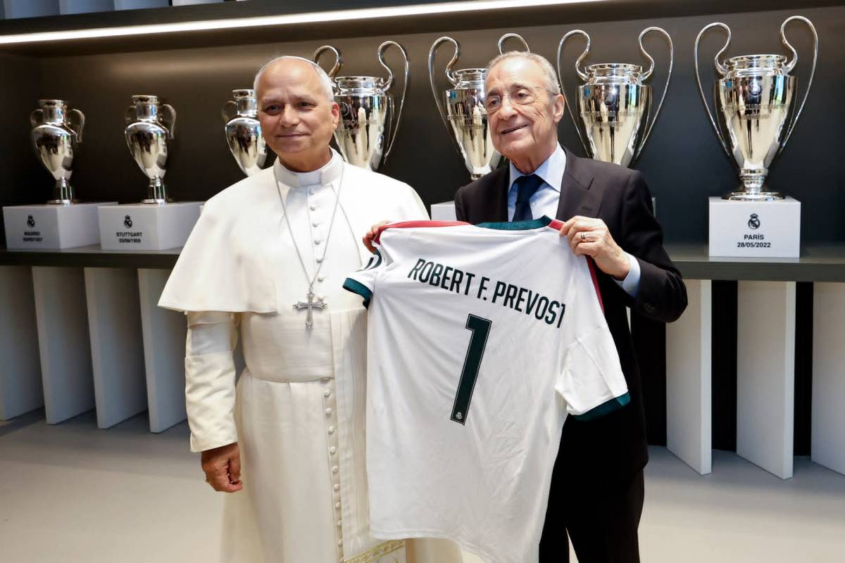 🤝 The president receives the Pope at the Bernabéu.
🤍 The president welcomes the Pope at the Bernab...