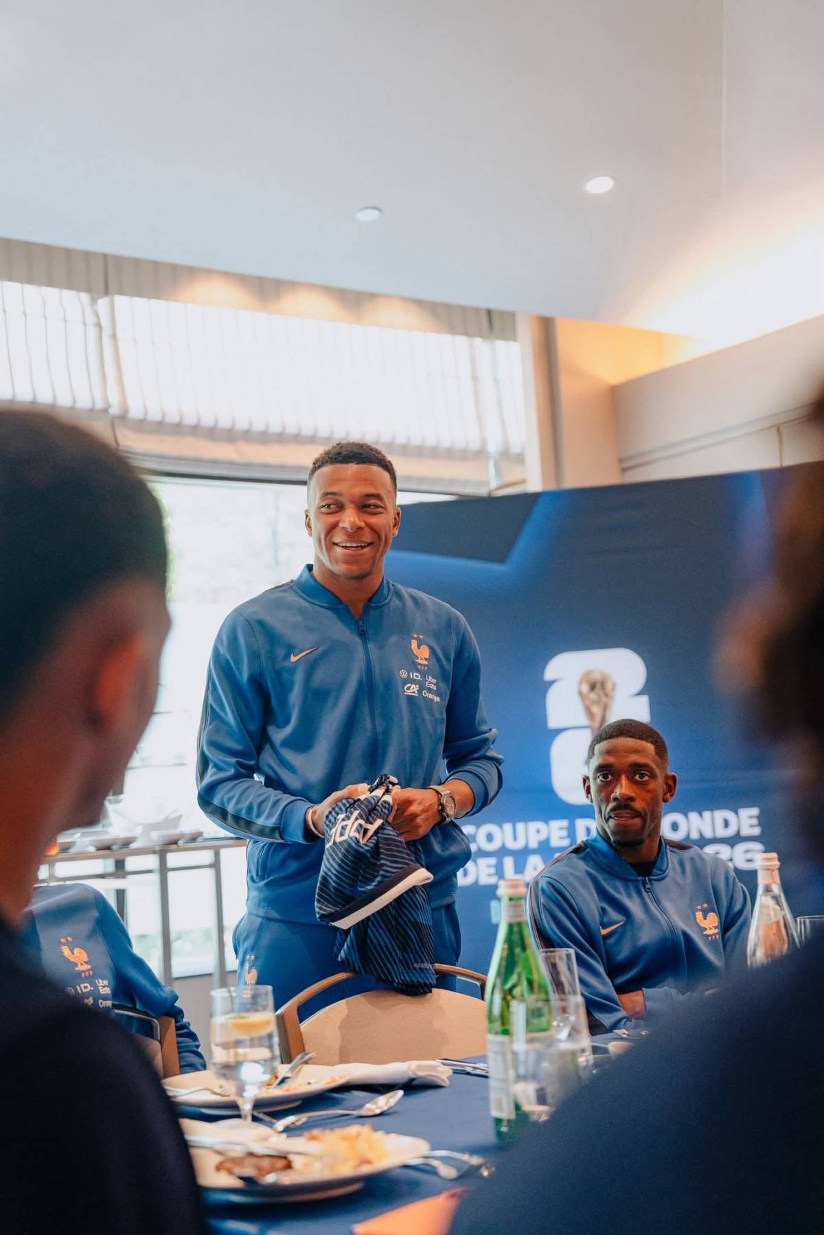 The coach handed a flocked shirt 5️⃣8️⃣ to the highest scorer in Blues history! ⚽️🔥