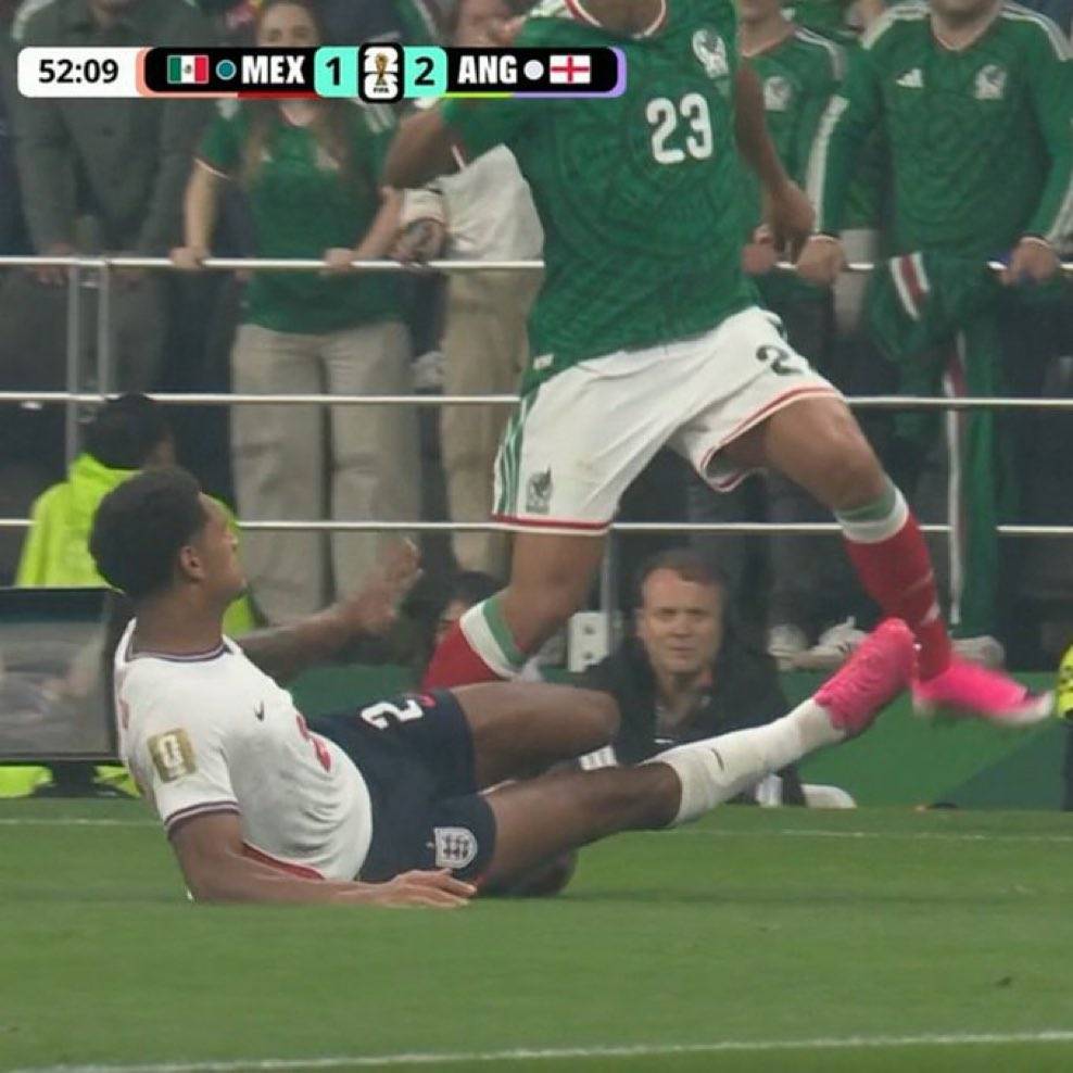๐จ๐จ| BREAKING: Jarell Quansah has been ๐๐๐๐ ๐๐
๐
for a reckless tackle, England are down to 10 men f...
