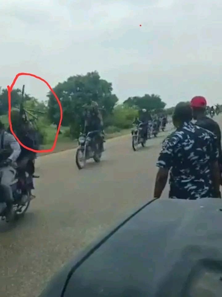 🇳🇬⚠️ With the level of insecurity in our society…
A video surfaces 📹 showing heavily armed men on b...