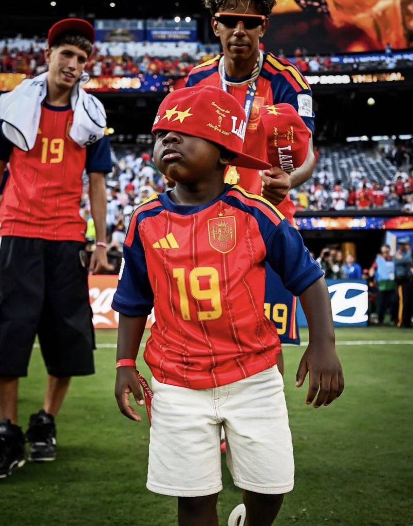 “Lamine Yamal dey play ball… but na him small brother dey control the spotlight 😭🔥”
Omo that boy n...