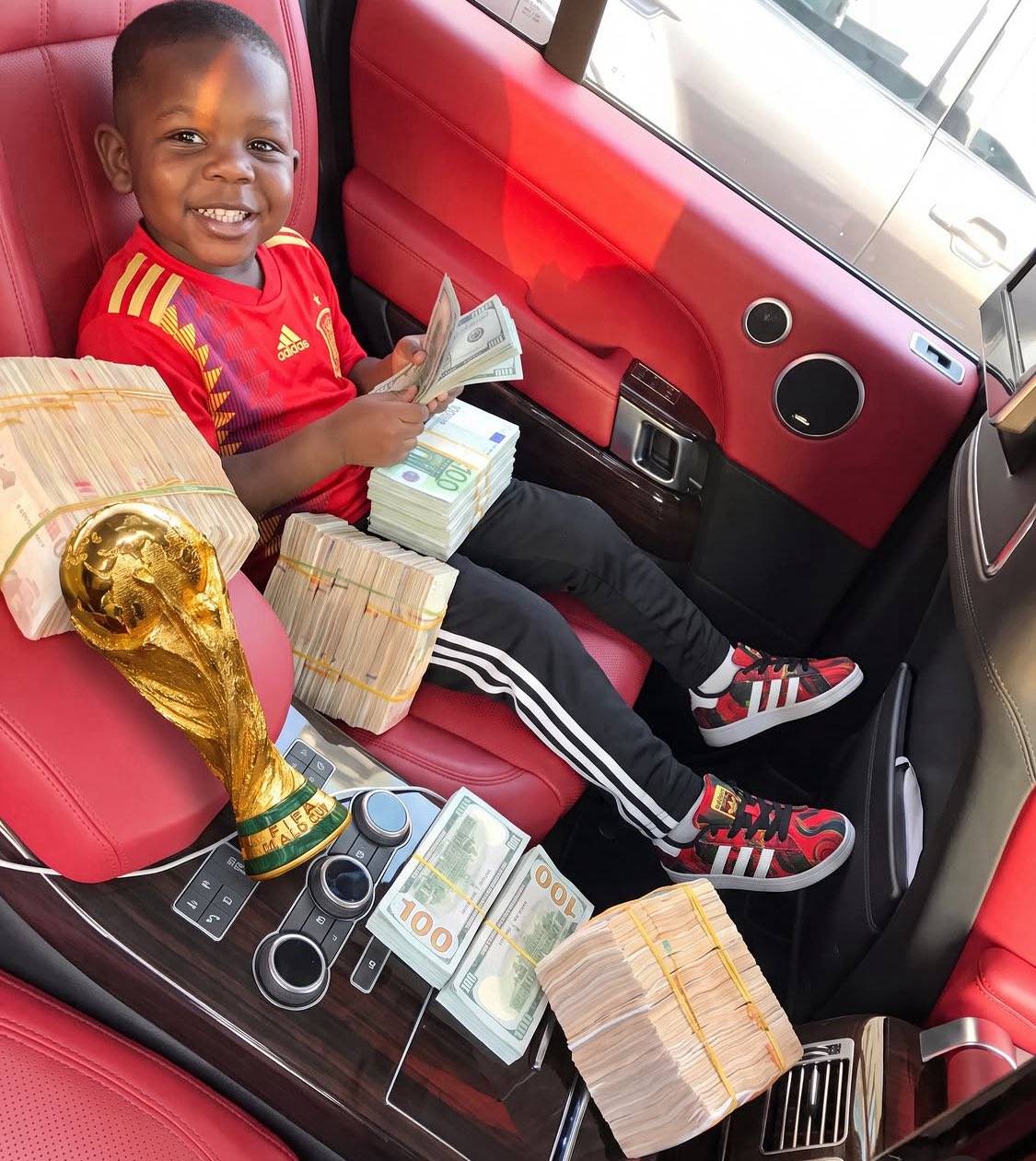 Small boy, big blessings ๐ฐ๐ฅ
Counting wins while others still dey count excuses ๐โจ
Born to shine,...