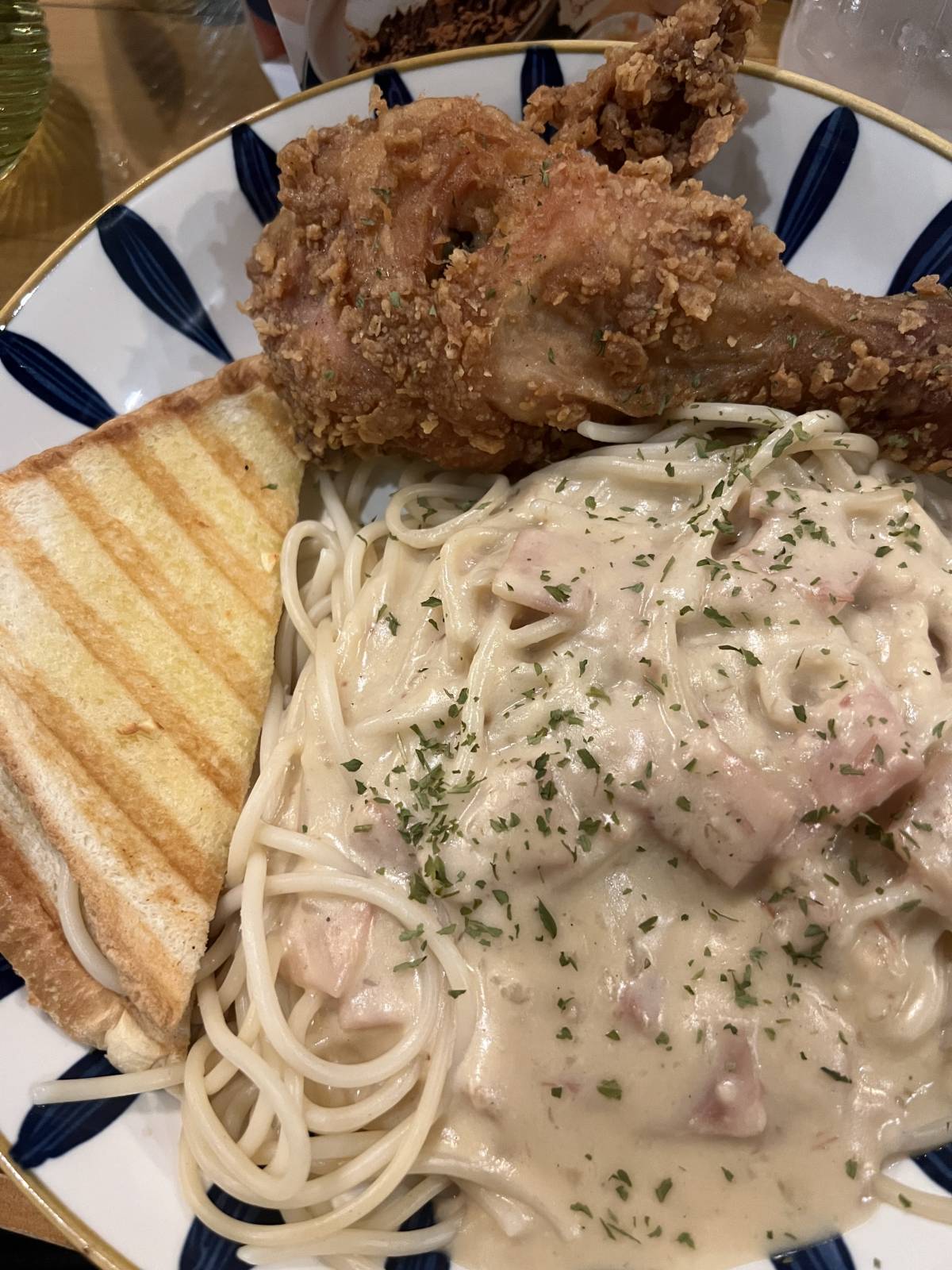 Its already dinner time here! Let’s eat! 😋
#Carbonara #FriedChicken