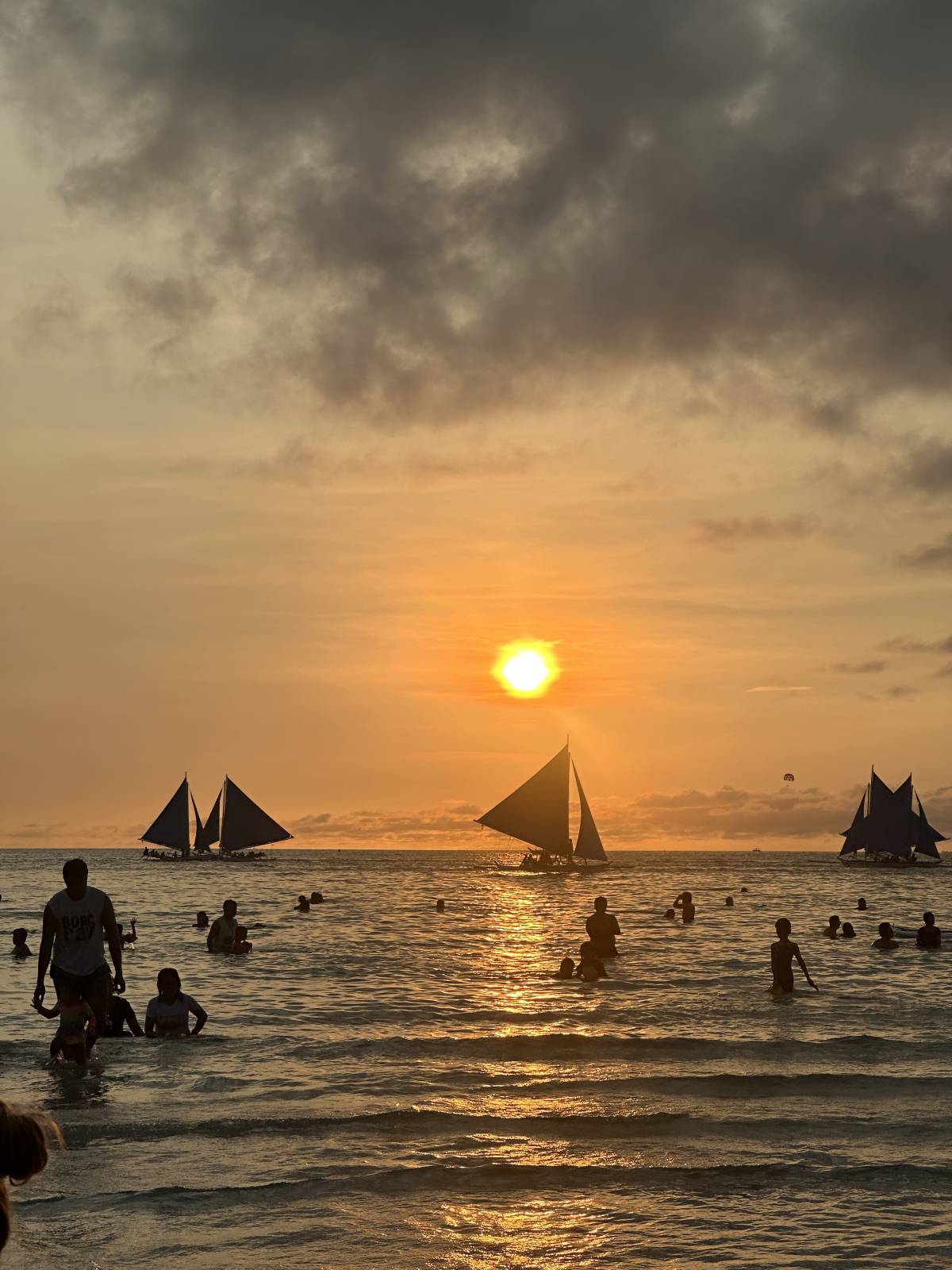 one of the most beautiful sunsets I've ever seen 🌅
📍Boracay, Philippines