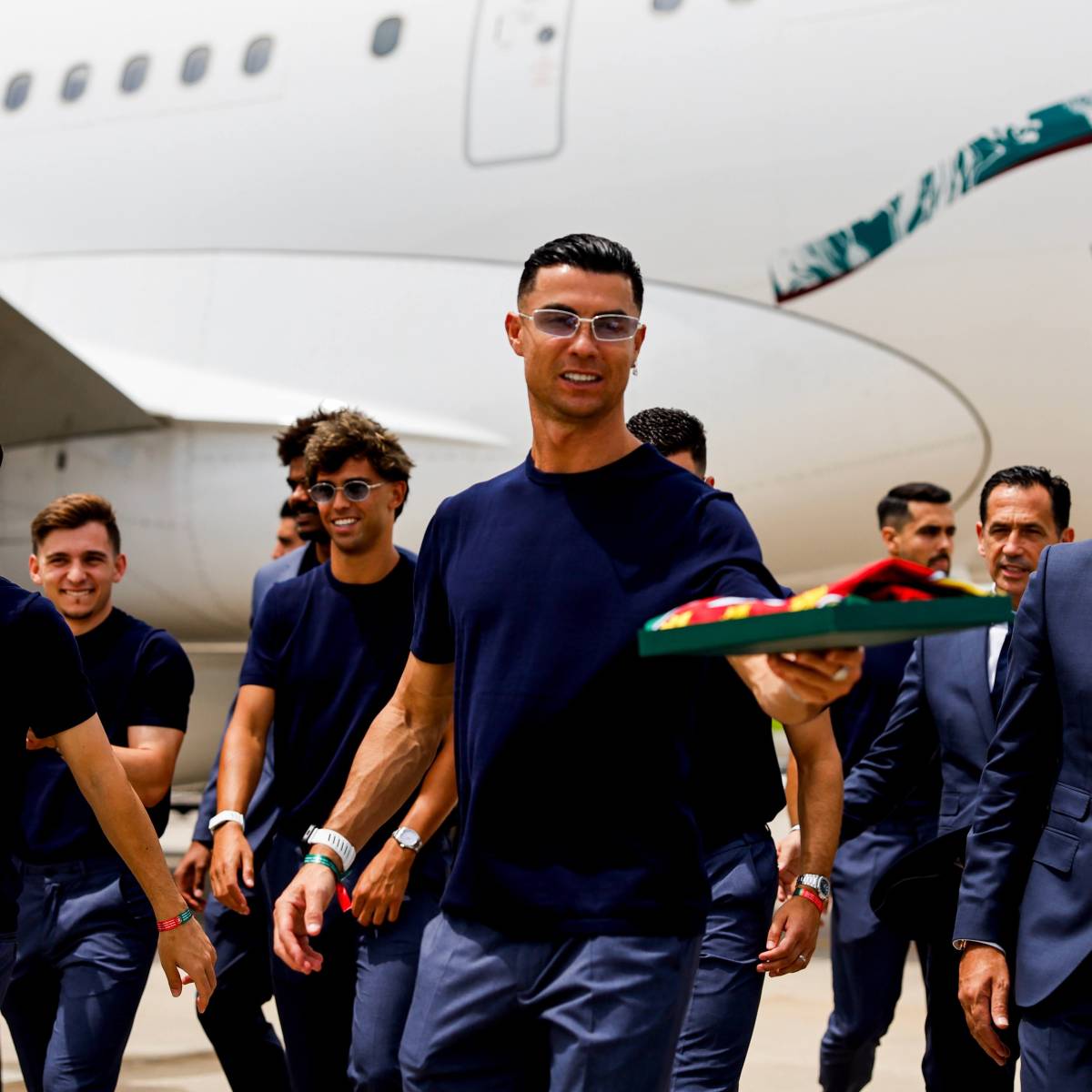 We set off with the strength of millions of Portuguese. Thank you for being with us! 🇵🇹💪"
- _Parti...