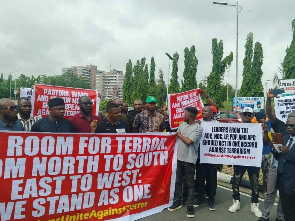 Youths protest at National Assembly over rising insecurity in Nigeria
#Tokyatok - you dey house ?...