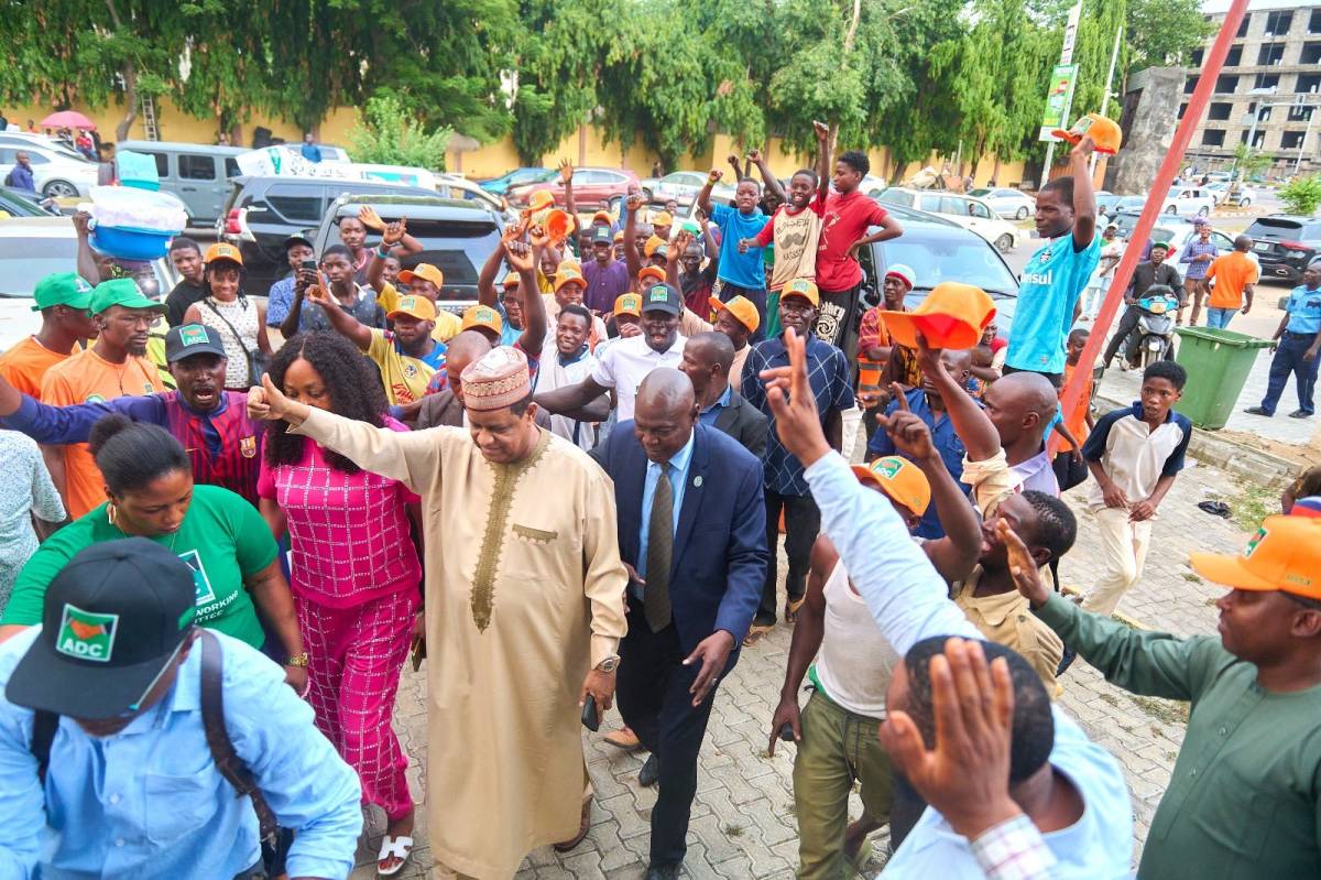BREAKING NEWS:
ADC Presidential aspirant, ๐๐ฎ๐๐ฎ๐๐-๐๐ฒ๐ฒ๐ป ๐ฝ๐ถ๐ฐ๐ธ๐ ๐ก100๐บ ๐๐๐ ๐ฝ๐ฟ๐ฒ๐๐ถ๐ฑ๐ฒ๐ป๐๐ถ๐ฎ๐น ๐ณ๐ผ๐ฟ๐บ