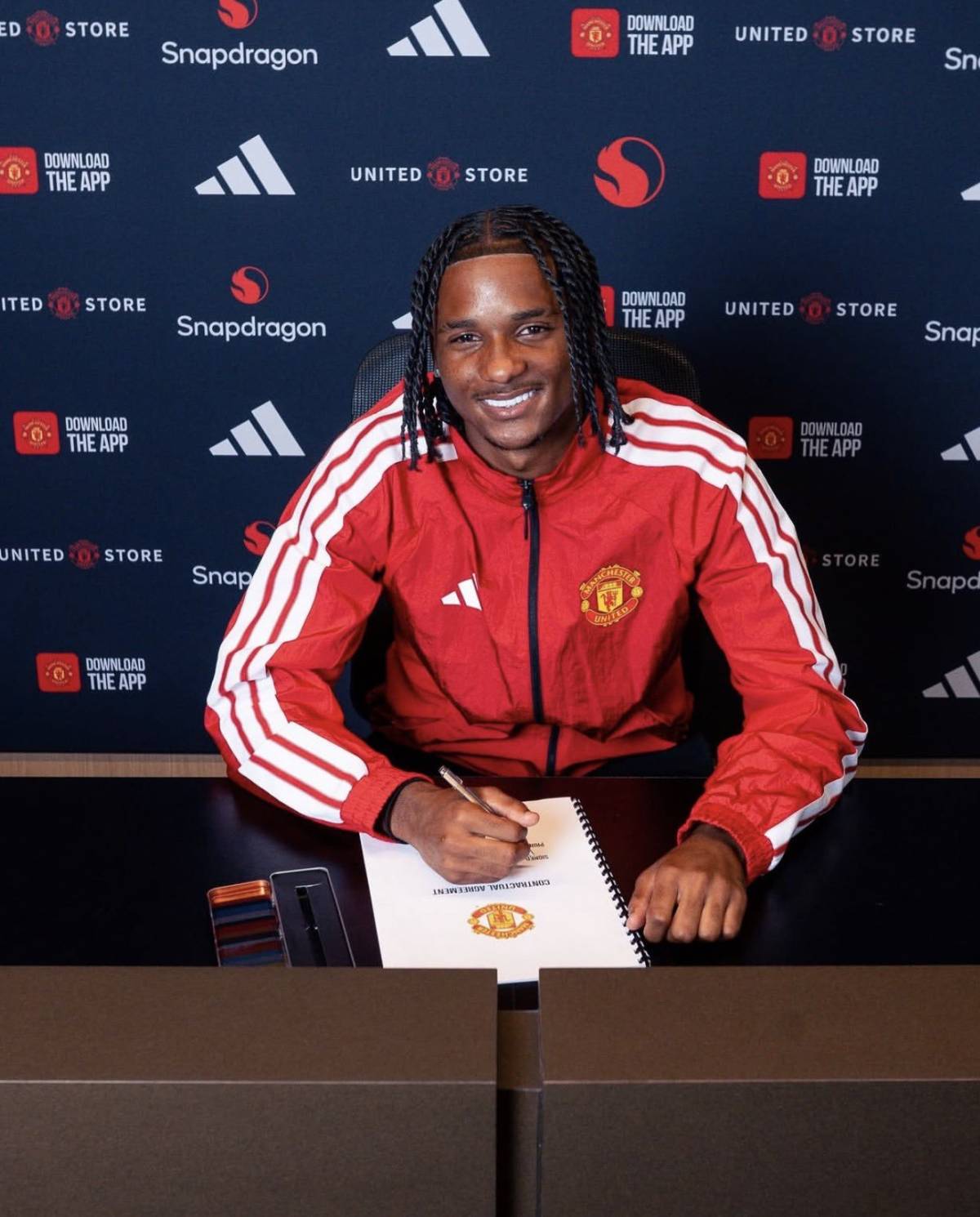 ๐จ๐ฃ ๐๐
๐
๐๐๐๐๐: Manchester United have completed the signing of highly-rated 18-year-old winger Tynan...