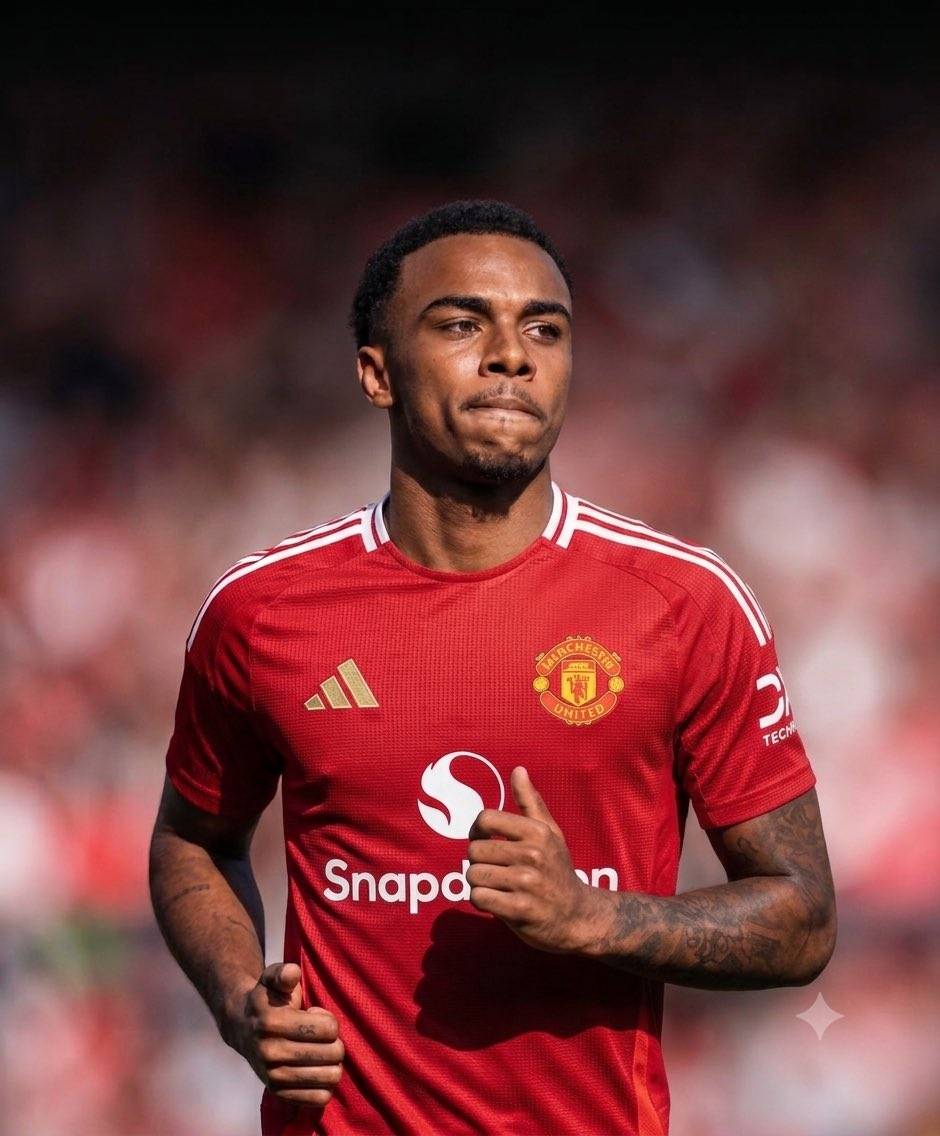Manchester United are considering a swap deal with Bournemouth over El Junior Kroupi.
Zirkzee and...
