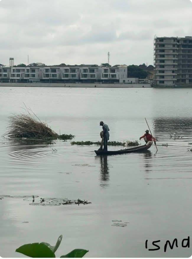 Somewhere in Abuja... ๐ณ๐ฌ This peaceful waterside view feels like a hidden paradise, but how well do...