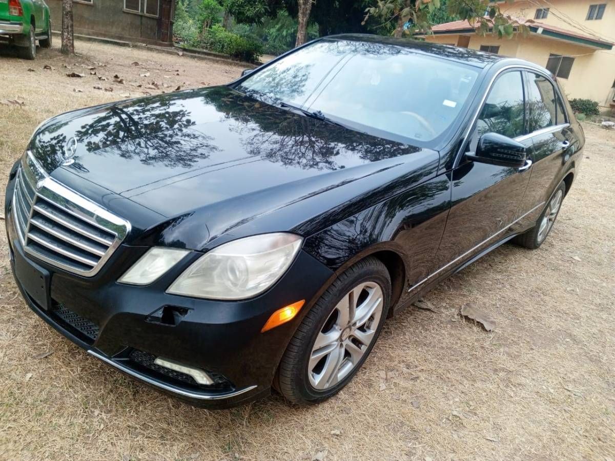 Mercedes Benz E350
Automatic button shift gear selector with first body. AC and engine in good condi...