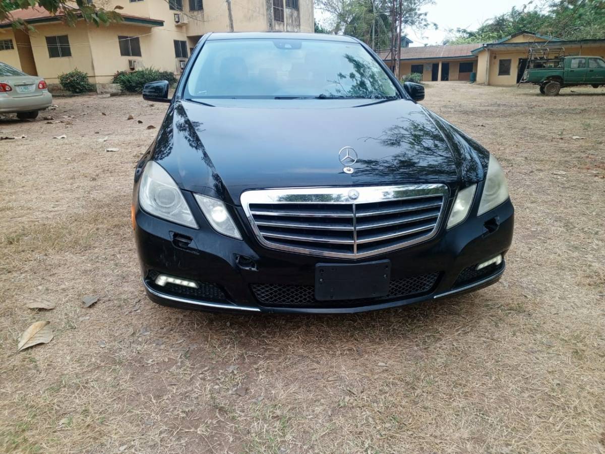 Mercedes Benz E350
Automatic button shift gear selector with first body. AC and engine in good condi...