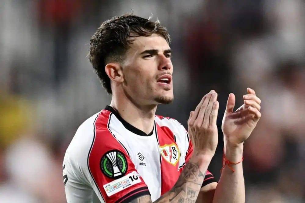 🚨@FabrizioRomano:
“Keep an eye on Pep Chavarria in the next minutes. The bid is £16m + add ons an...