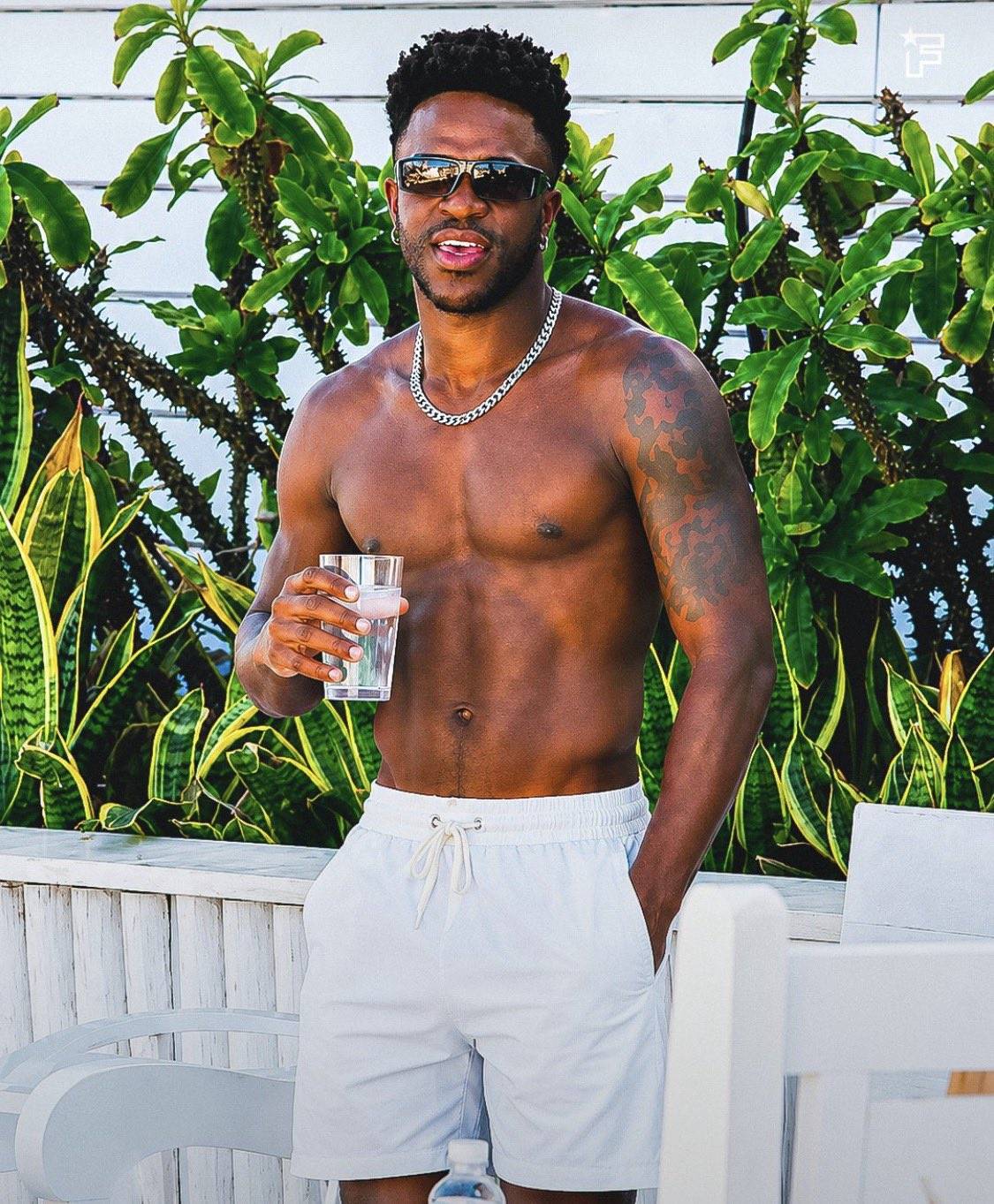 The new photos of vinicius June trending doesn't seem real
The tattoos say everything
What do you...