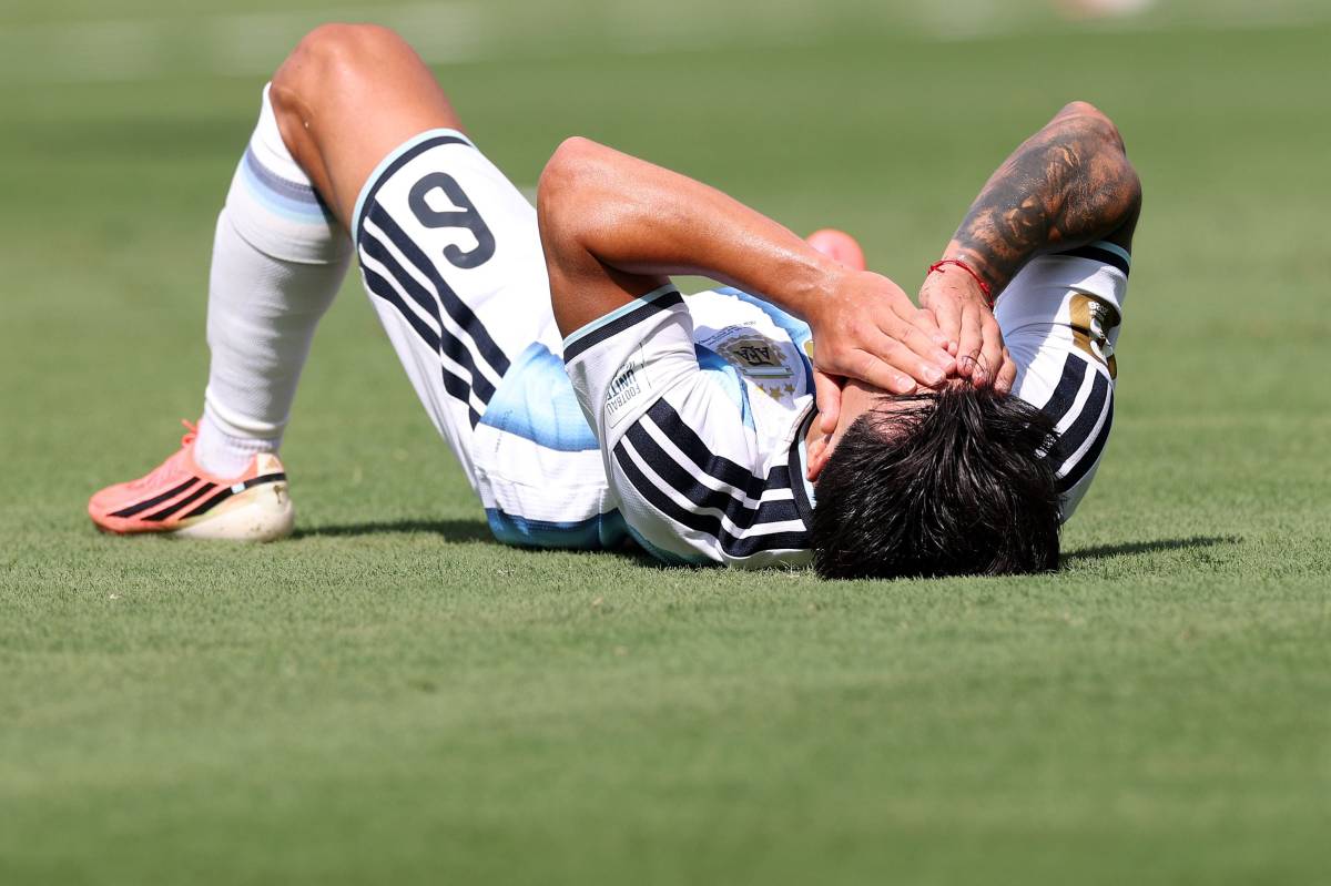 BREAKING: ❌ Heartbreak for Lisandro Martínez, forced out with an injury just before the half time.