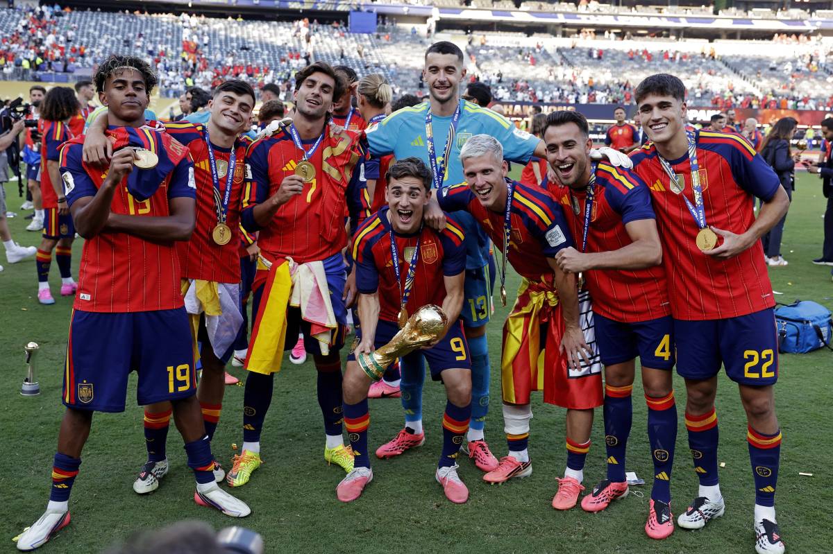 For the Barça fans..🔥🔥
The Barcelona players, all together after winning the world cup 🏆
Bravo...