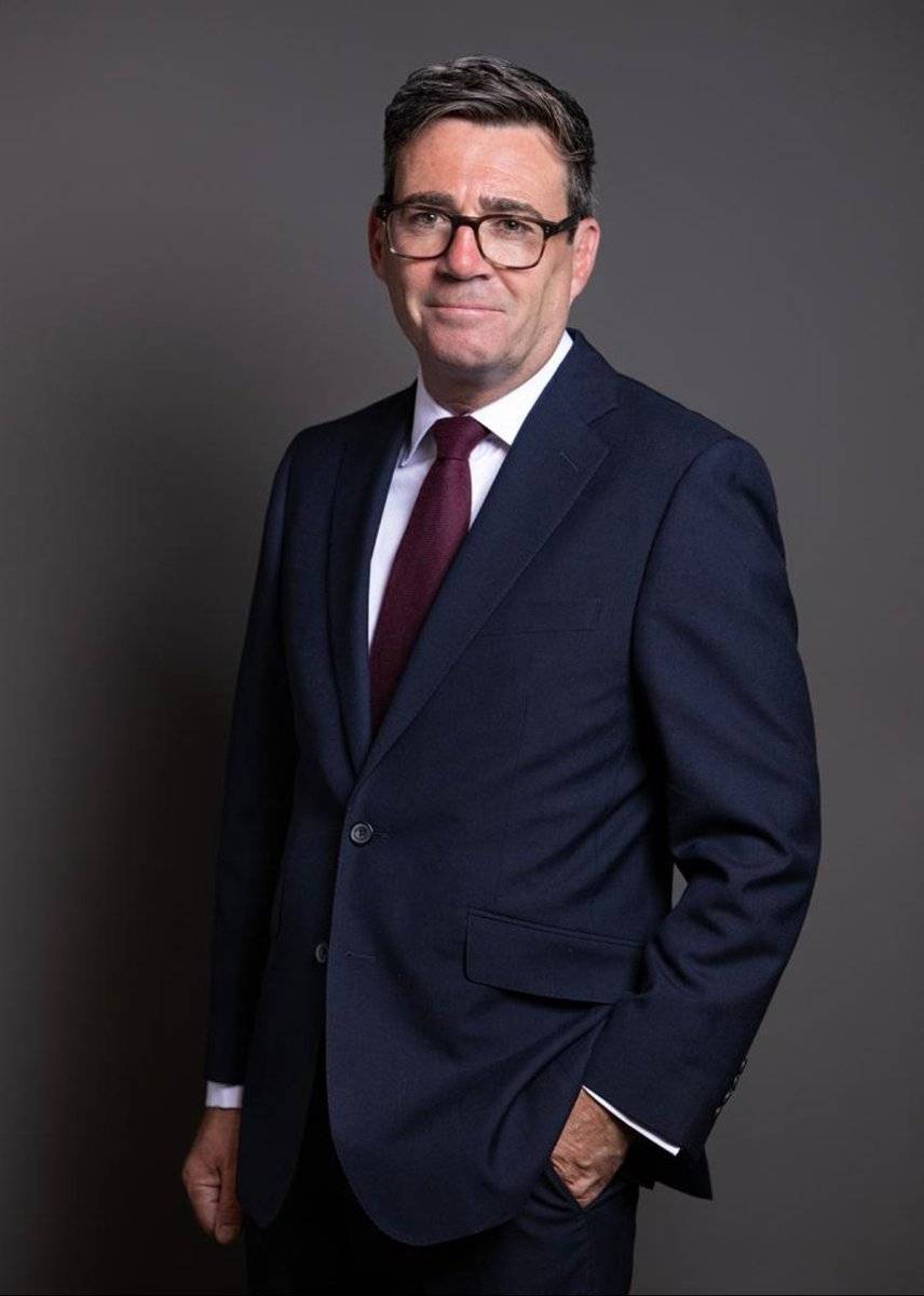 BREAKING: UK Prime Minister Andy Burnham, announced a £2 cap on single bus fares across England🇬🇧

T...