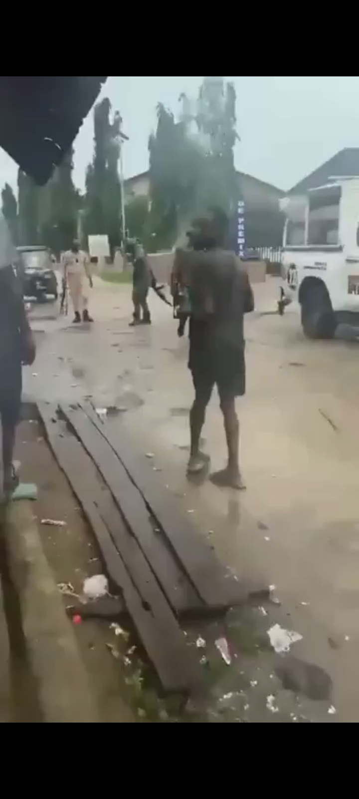 This is really funny seriously ๐
Man chase armed Police men with stick in Bayelsa. They all ran aw...