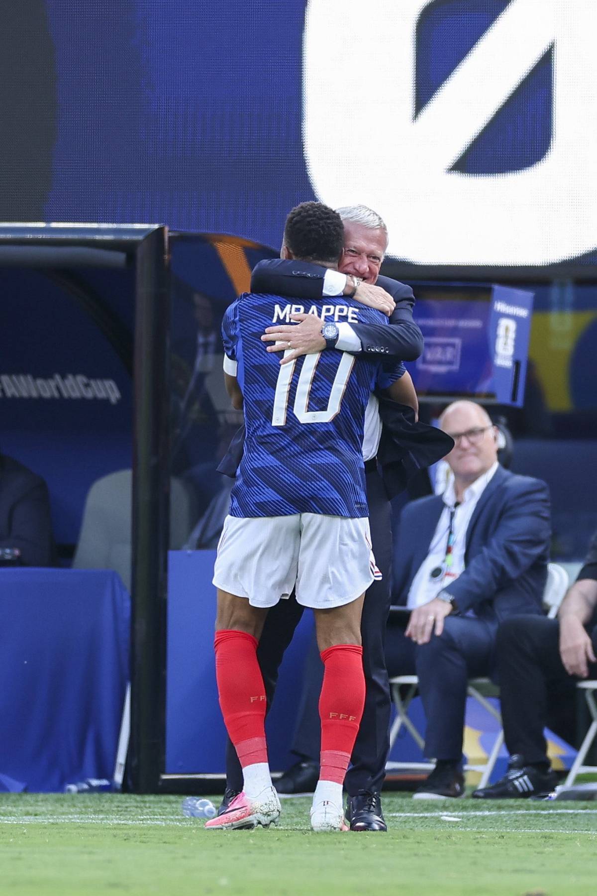 ❤️🩹🫂 Kylian Mbappé went to hug Didier Deschamps who lost his mom last week.
After scoring 🥅 ⚽️
