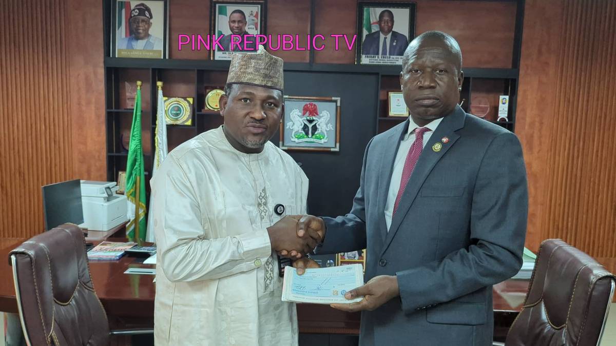https://pinkrepublic12.blogspot.com/2026/05/efcc-hands-over-recovered-n837million.html?m=1