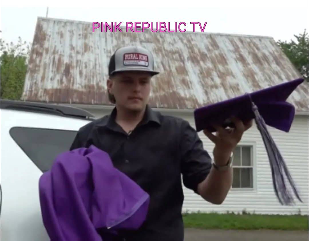https://pinkrepublic12.blogspot.com/2026/05/an-ohio-teen-who-was-late-to-graduation.html?m=1