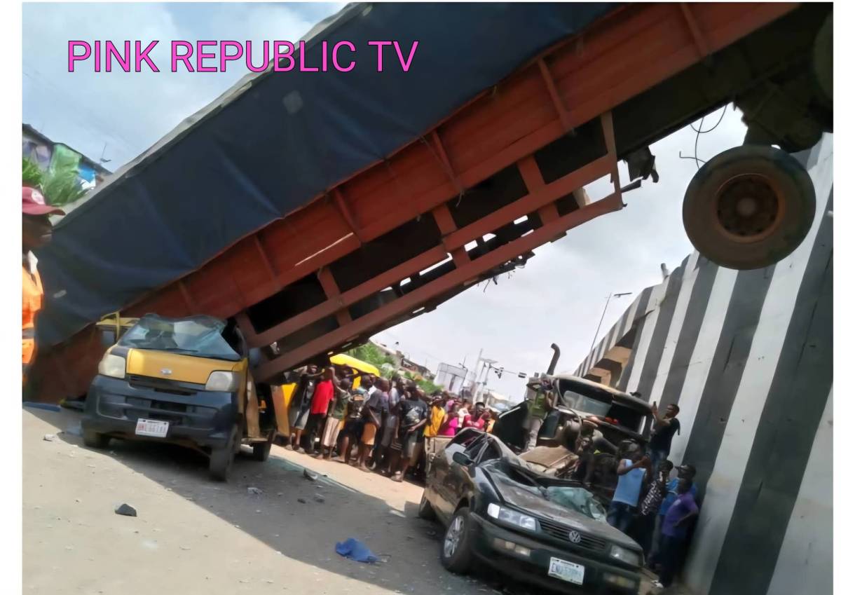 https://pinkrepublic12.blogspot.com/2026/06/trailer-falls-from-nkpor-bridge-in.html?m=1