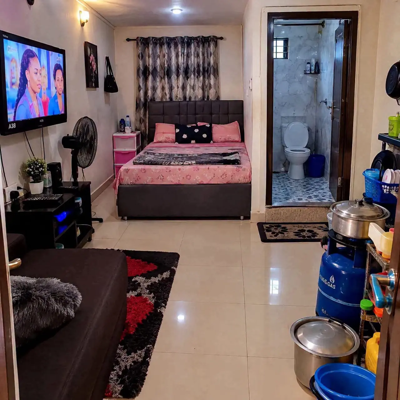 Can you manage this room with a guy?
