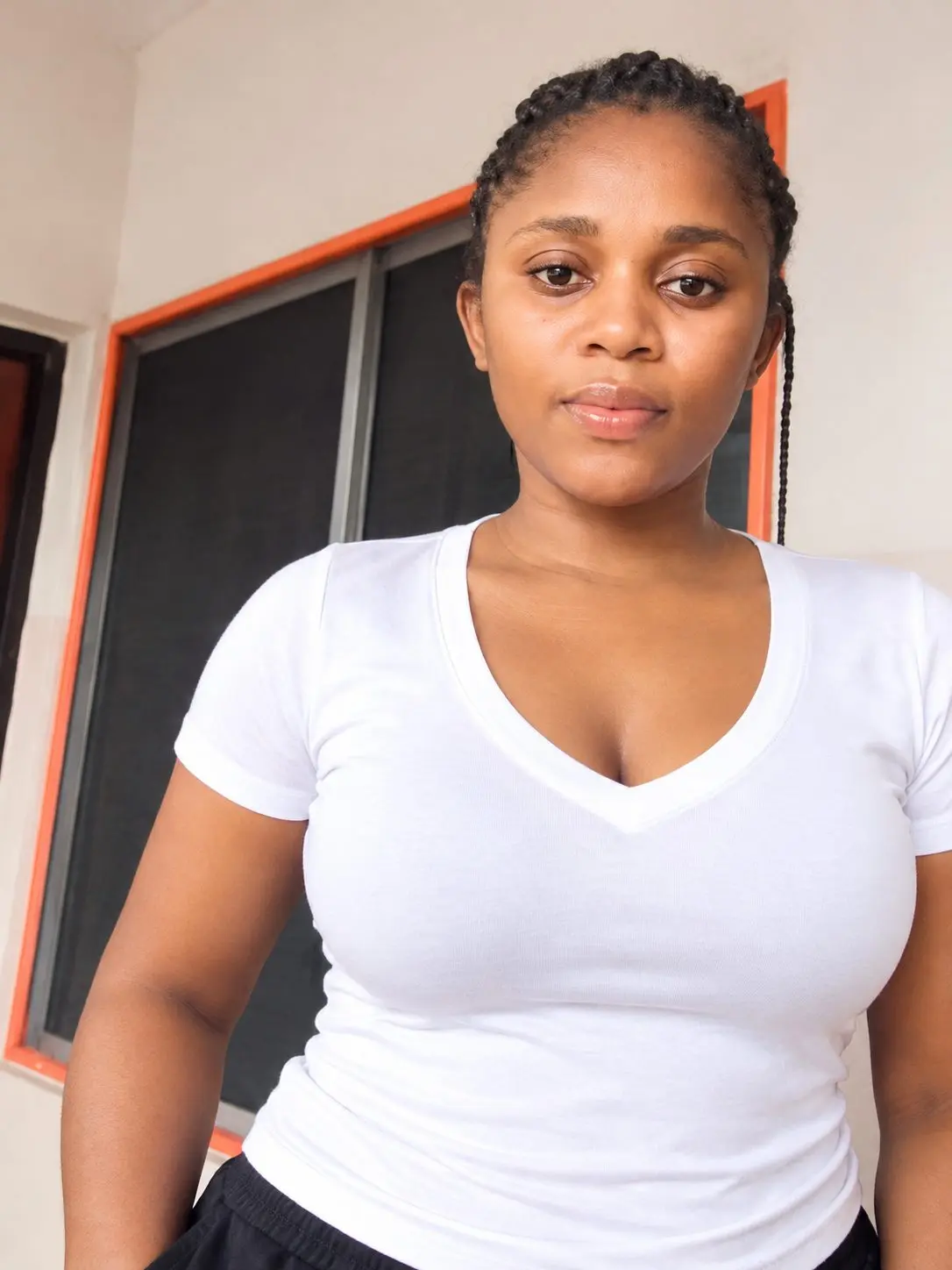 I really wanna fall for someone but I'm putting on white😕 ...make una no go stain my shirt🤧
So i...