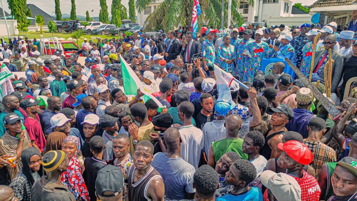 Muyi Aina Holds Endorsement Rally for Tinubu/Ododo in Kogi, Hails Renewed Hope Agenda
https://corene...