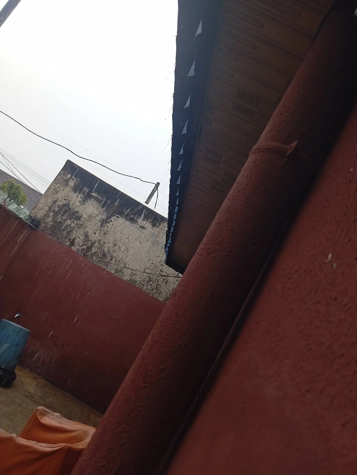 How is it in Ur area
It's raining
I hope it stops before work closing hour